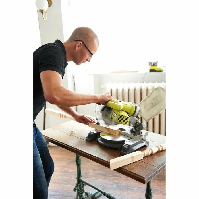 Ryobi Kapp-Gehrungssäge EMS190DCL, Akku, 18 V, Schnittleistung Bis 108mm 2 Ryobi Kapp-Gehrungssäge EMS190DCL, Akku, 18 V, Schnittleistung Bis 108mm – Bild 2